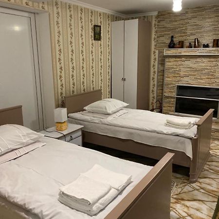 Guest House Happy House Kutaisi Ngoại thất bức ảnh
