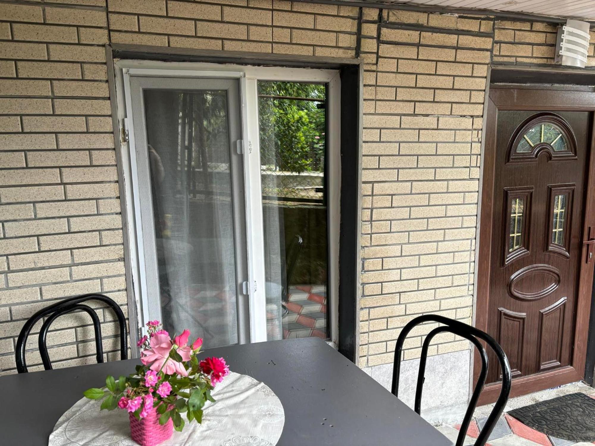 Guest House Happy House Kutaisi Ngoại thất bức ảnh