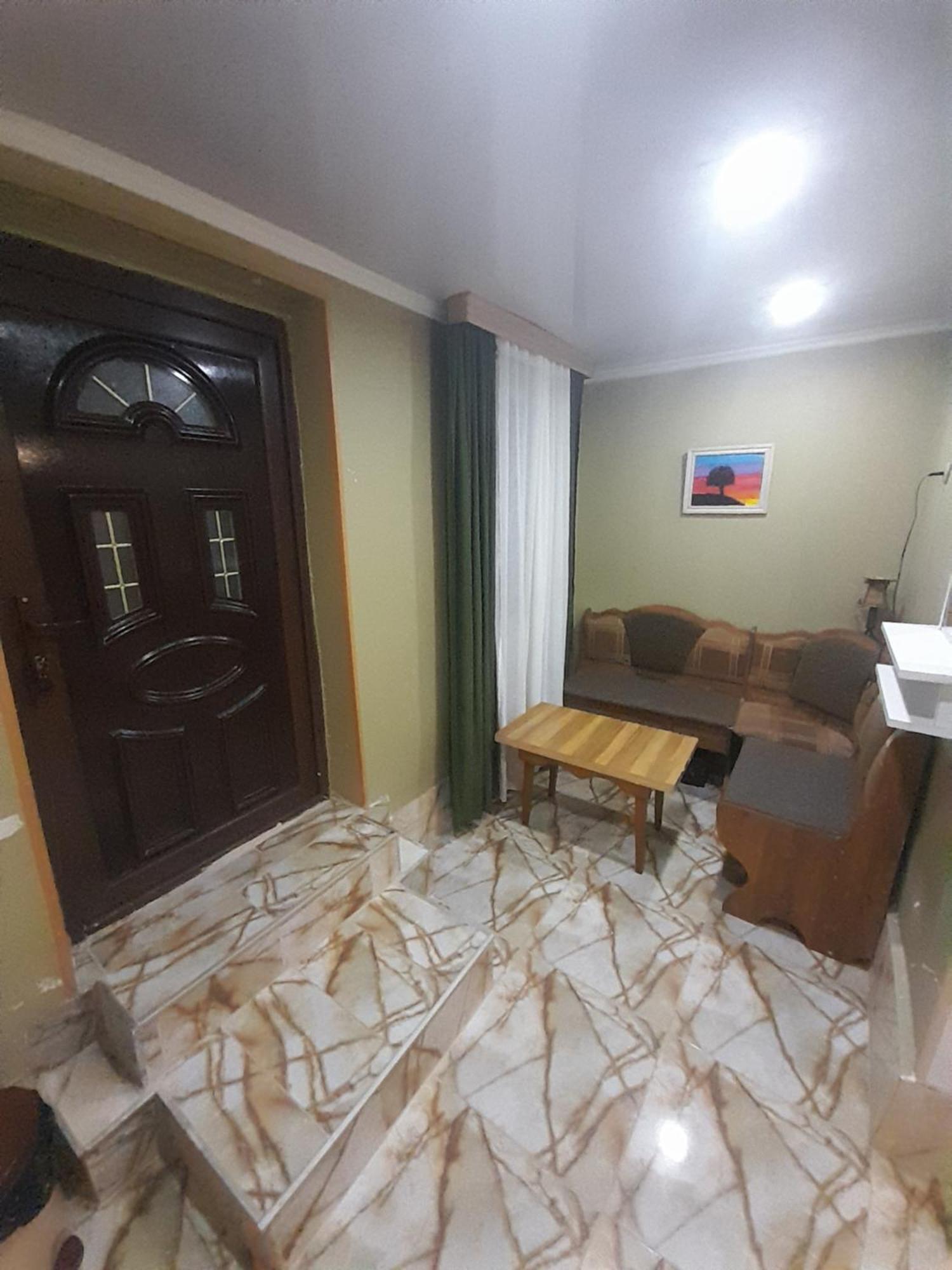 Guest House Happy House Kutaisi Ngoại thất bức ảnh