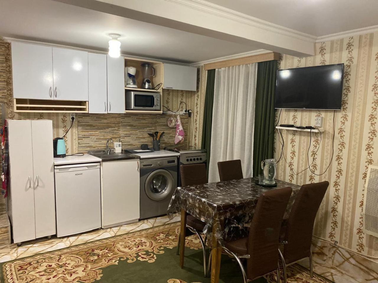 Guest House Happy House Kutaisi Ngoại thất bức ảnh